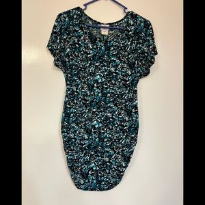 Short sleeve maturity top in blues and black.